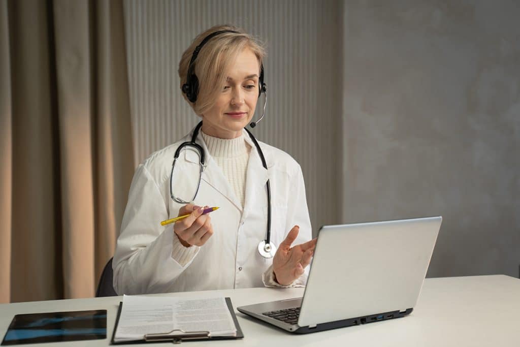 10 responsibilities of a medical receptionist